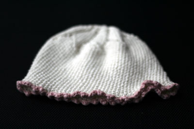 Mini Flower hat in white with pink trim